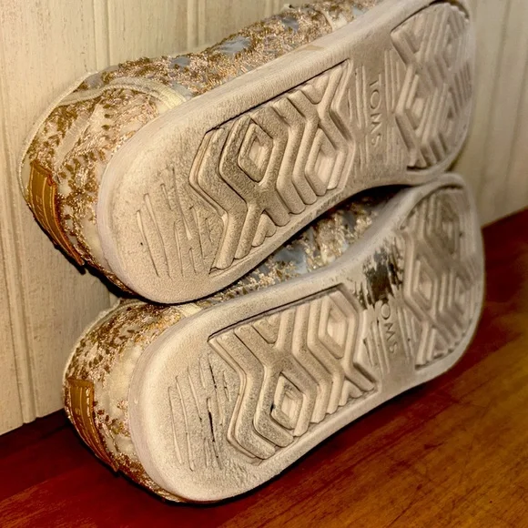 Toms Womens Alpargatas Rose Gold Metallic Hibiscus Floral Lace Size 7.5 … - Picture 13 of 15